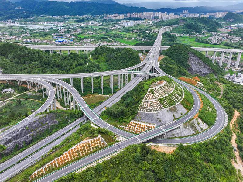 貴州省畢節市金沙縣境內，筑蓉高速公路與杭瑞高速公路穿越田園，壯美如畫，助推帶動沿線鄉村振興。