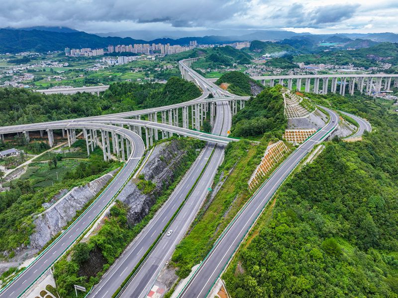 貴州省畢節市金沙縣境內，筑蓉高速公路與杭瑞高速公路穿越田園，壯美如畫，助推帶動沿線鄉村振興。