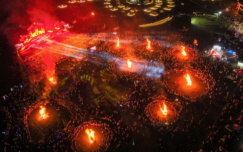 赫章縣彝族火把節現場。