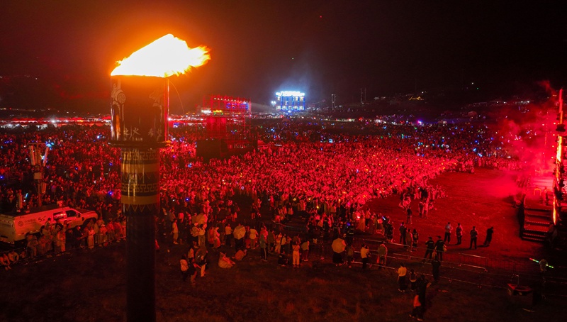 赫章縣彝族火把節現場。