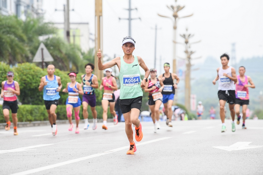 黔東南州第十一屆運動會半程馬拉松在黃平舊州古鎮激情開跑。