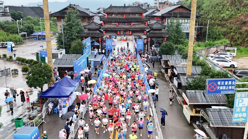 黔東南州第十一屆運動會半程馬拉松在黃平舊州古鎮激情開跑。