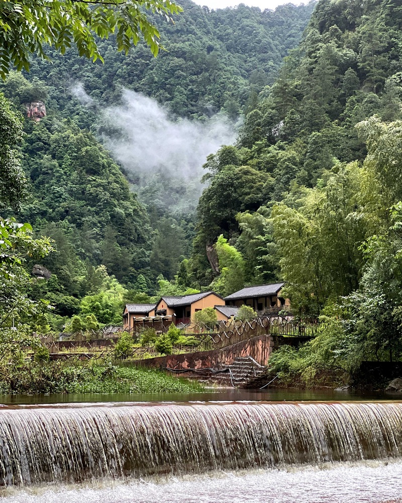 云霧繚繞丹霞谷，村居錯落，盡顯靈秀之美。習水縣融媒體中心供圖