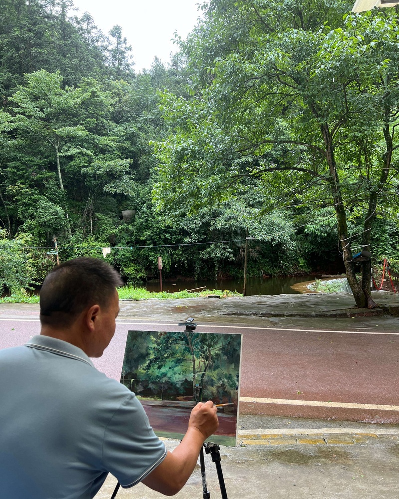 畫者對景進行油畫創作，用色彩捕捉丹霞谷自然生機。習水縣融媒體中心供圖