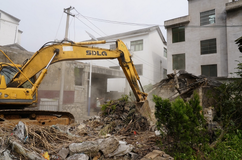 民樂村龍潭組在進行殘垣斷壁清理。郭露攝