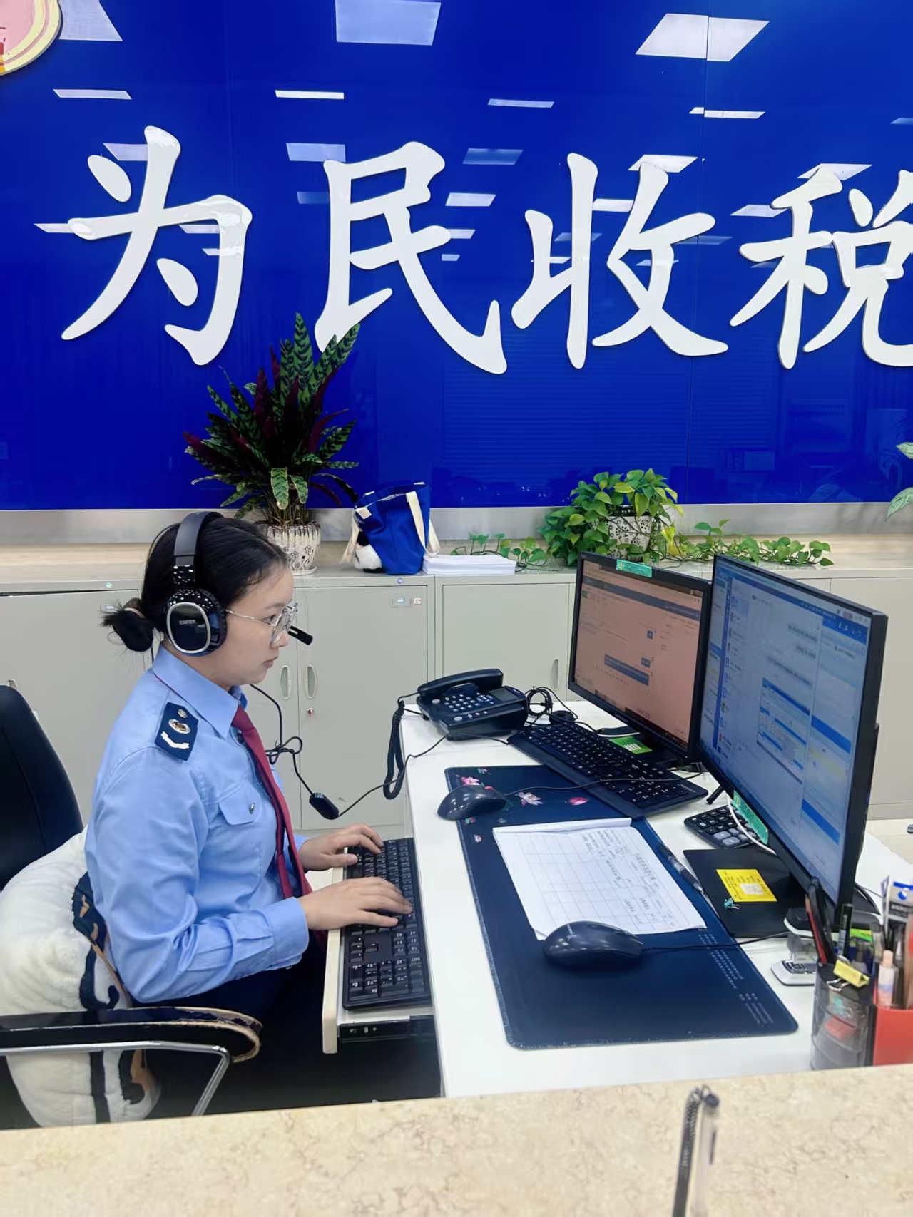 稅務干部線上為納稅人提供預約服務。陳有謀攝