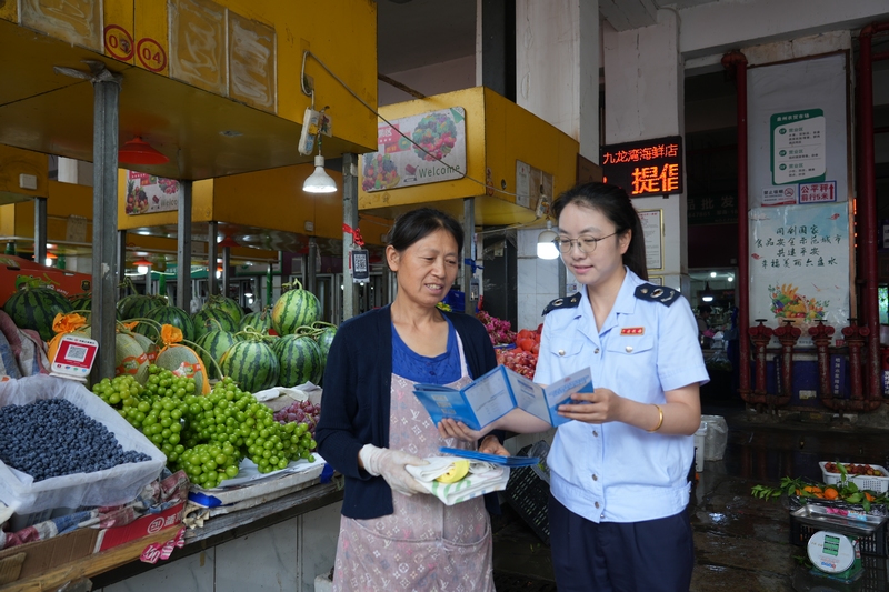 稅務人員向商戶宣講電子稅務局APP發票開具流程。李琪攝