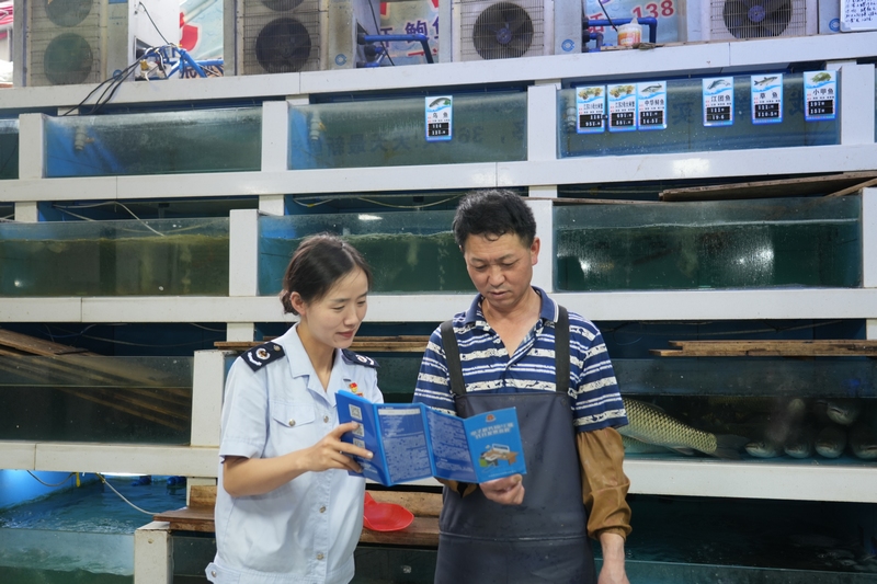 稅務人員向商戶宣講電子稅務局APP開票流程。張玉英攝