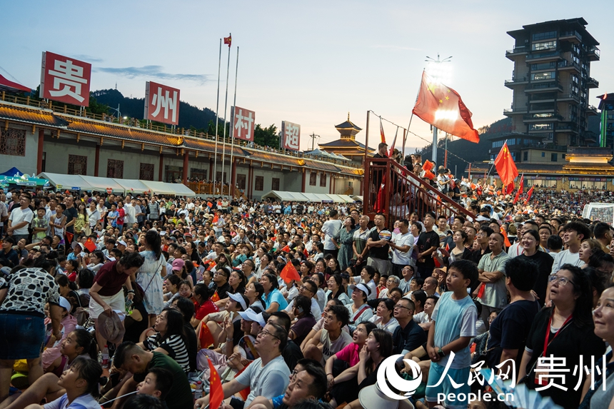 “村超”現場觀賽區座無虛席。人民網 陽茜攝