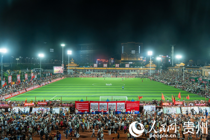 2025貴州“村超”賽事重返綠茵場。人民網 陽茜攝