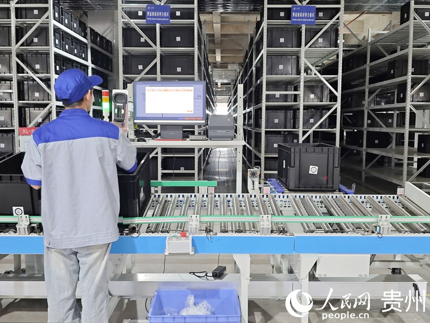 貴州雅光電子生產車間一角。人民網 龍章榆攝