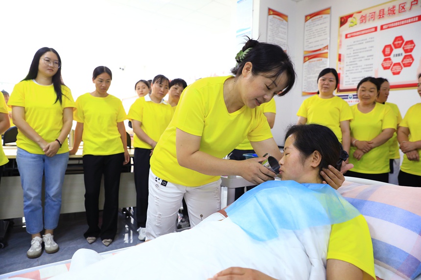 養老護理培訓班學員粟吉花在進行實操演練。