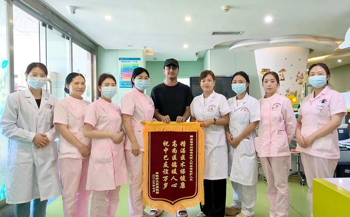 康佳妍父親向清鎮市婦幼保健院兒科醫護人員贈送錦旗。王梟 攝.jpg