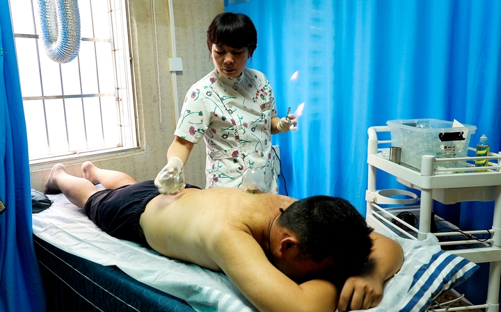 患者在清鎮市中醫醫院“夜間中醫特色護理門診”治療。陸勁松 攝.jpg