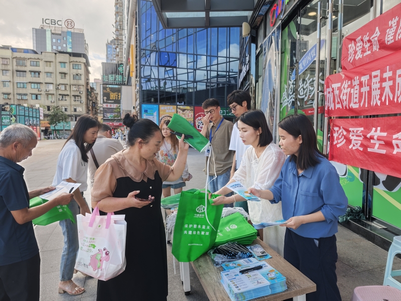 7月25日，黔東南州水務局聯合凱里市水務局、城西街道在凱里市清江國際廣場宣傳防溺水知識。楊瑞攝