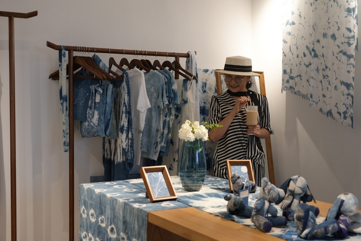 游客品咖啡賞蠟染。陸勁松 攝.jpg