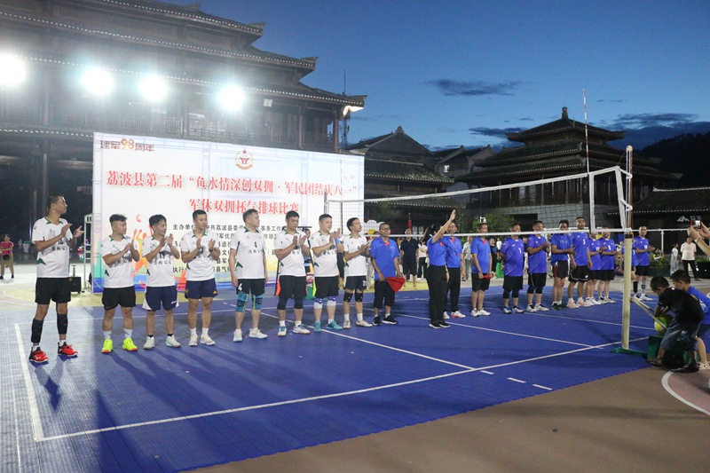 圖為雙方隊伍就緒。