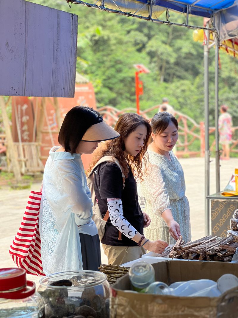 三岔河景區內，游客了解當地特產。任思宇攝