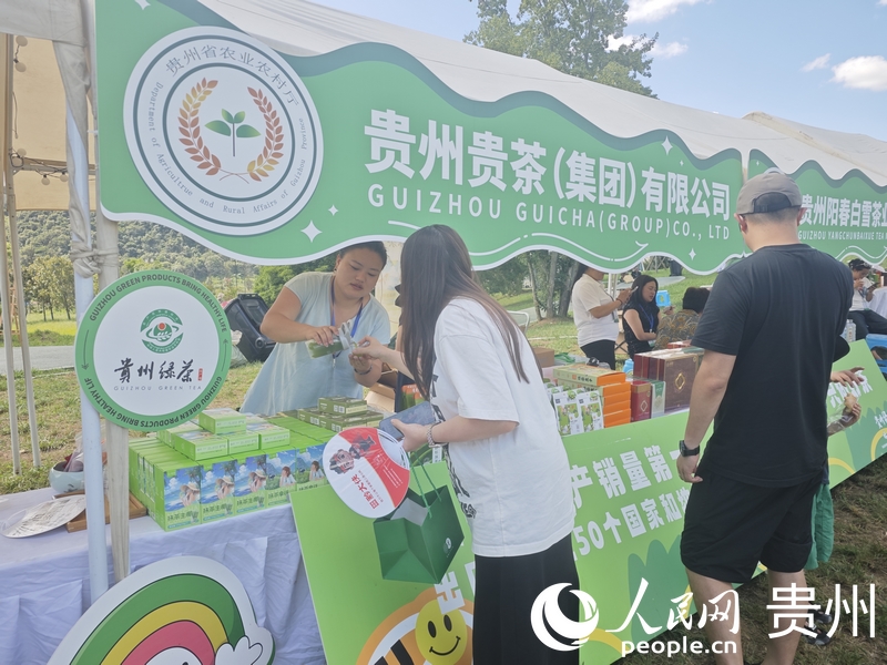 游客品嘗貴州抹茶。人民網 黃小桃攝