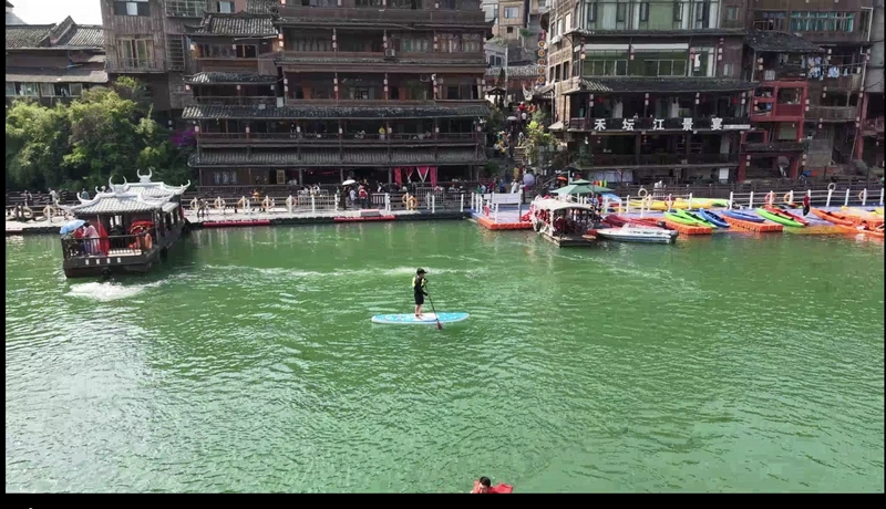 貴州凱里：現代賽事喚醒古鎮心跳 皮劃艇激流回旋賽事激蕩文旅新活力。