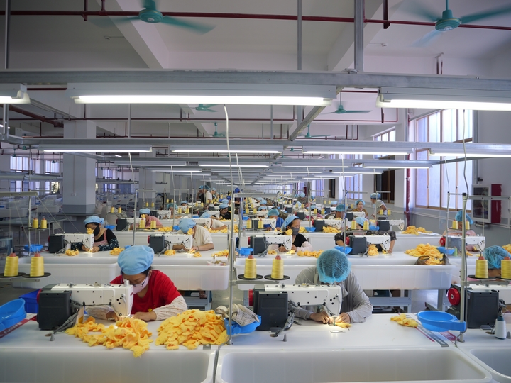 黔梵玩具車縫組工作車間。