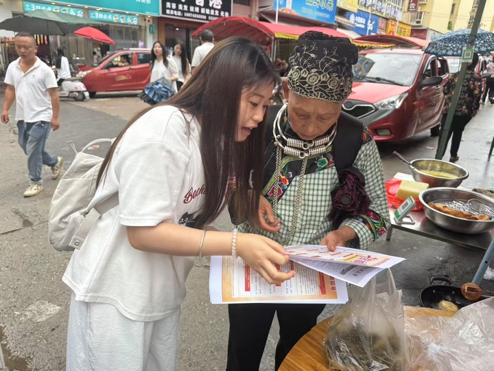 貴州松桃經開區工作人員進行招工宣傳。