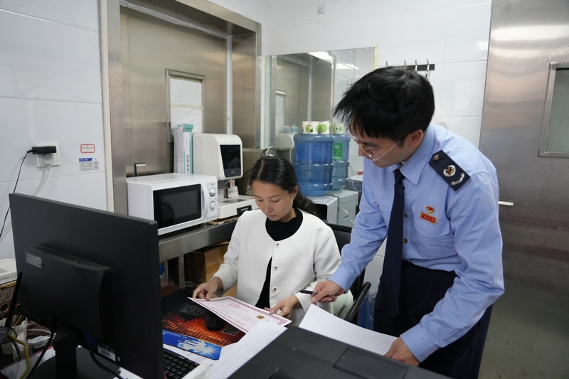 稅務人員開展上門輔導。李琪攝