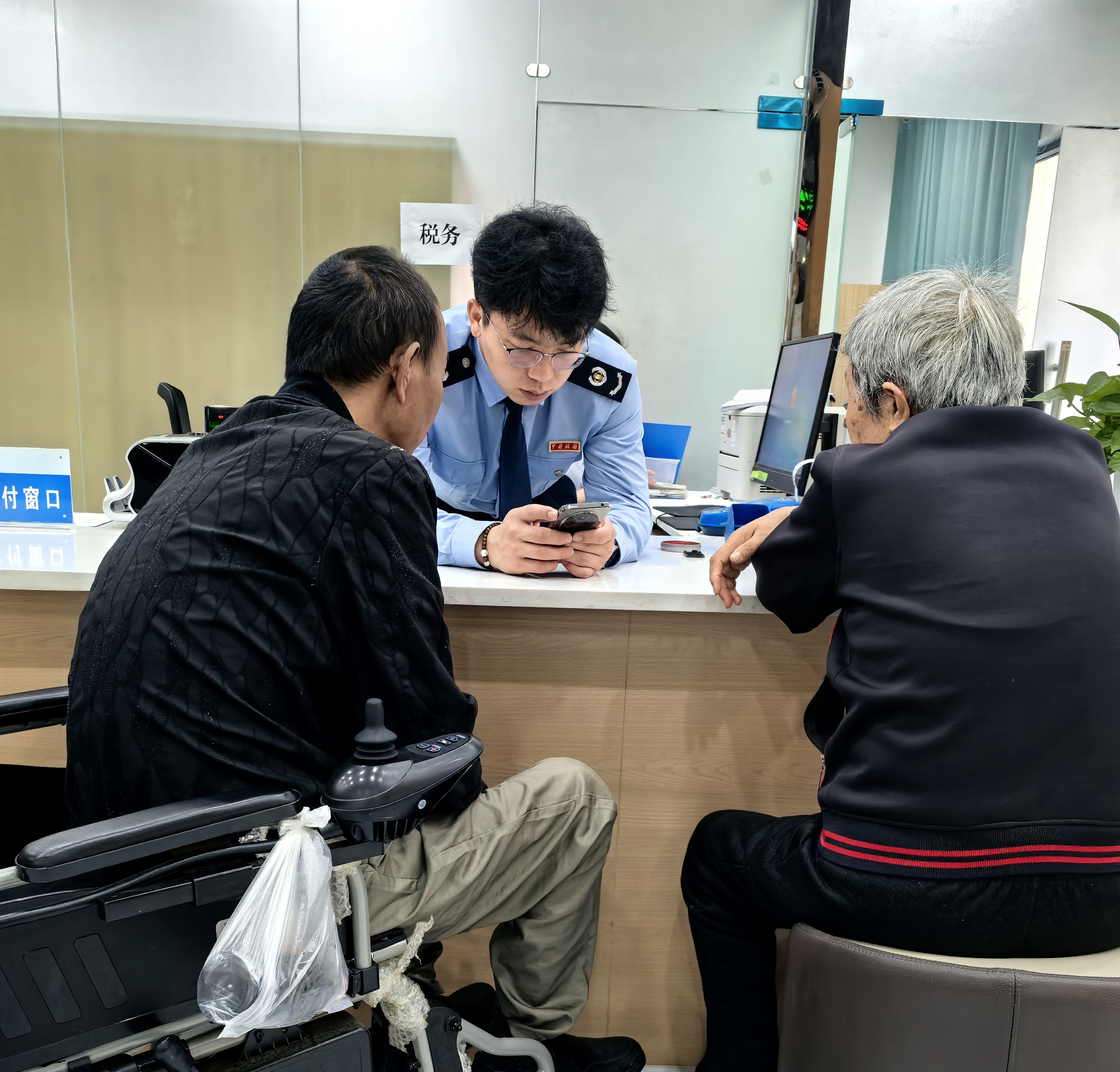 稅務干部輔導老年群體繳費。吳蓉攝