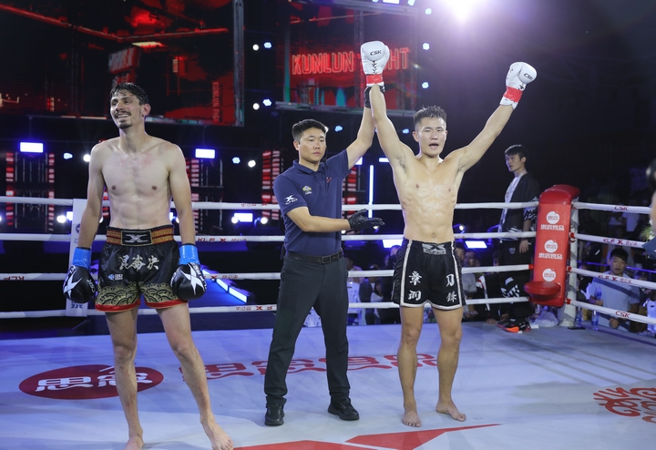 裁判宣布勝出選手。陳春志 攝.JPG