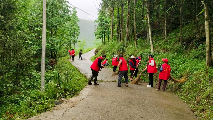 土河村公益性崗位和志愿者一起清掃山路，守護鄉村潔凈。習水縣融媒體中心供圖.jpg