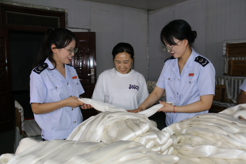 稅務干部到貴州絲路興蠶紡織有限公司走訪調研，查看企業生產經營情況。鄧萍攝