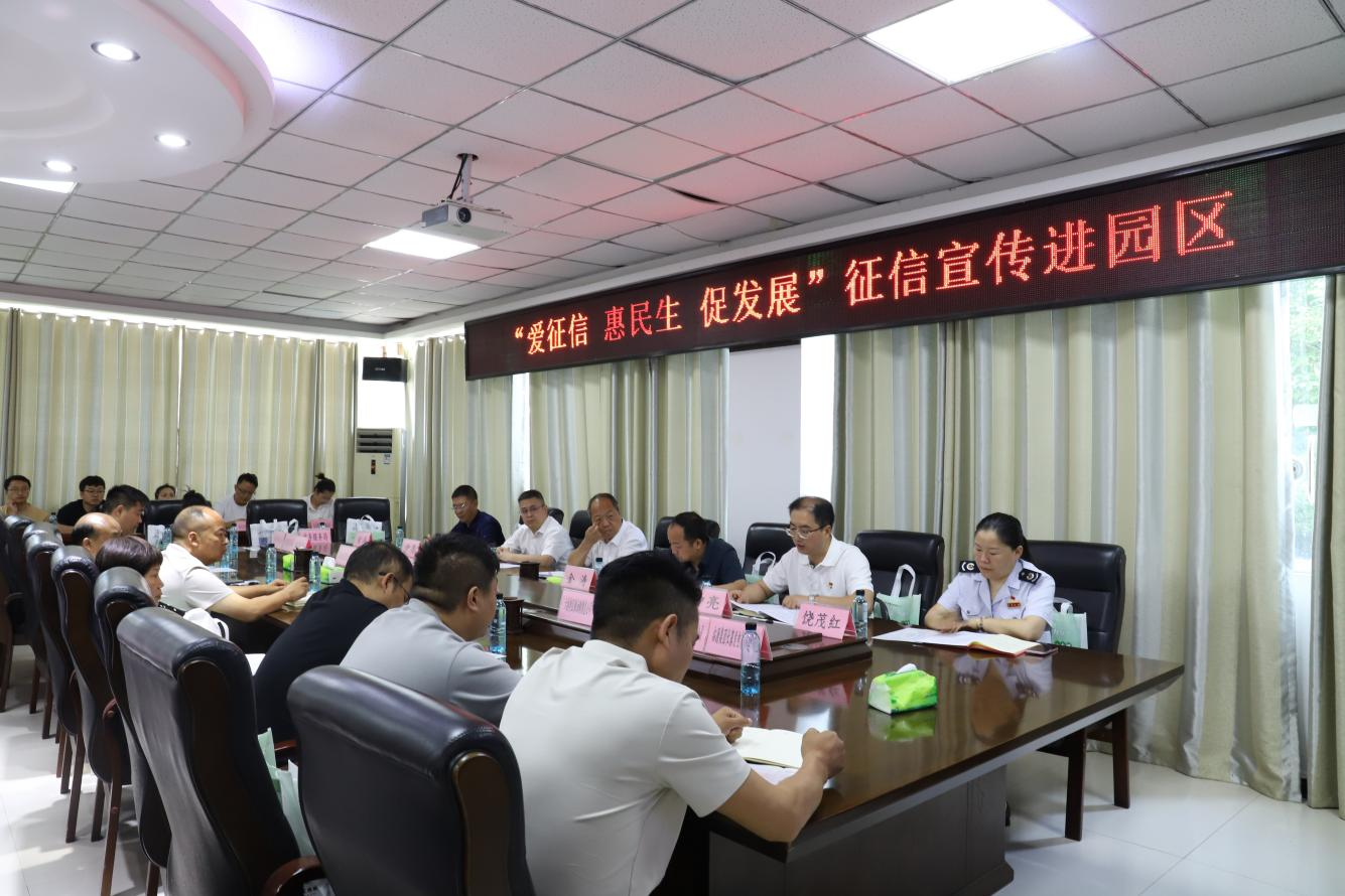 稅務干部講解政策。