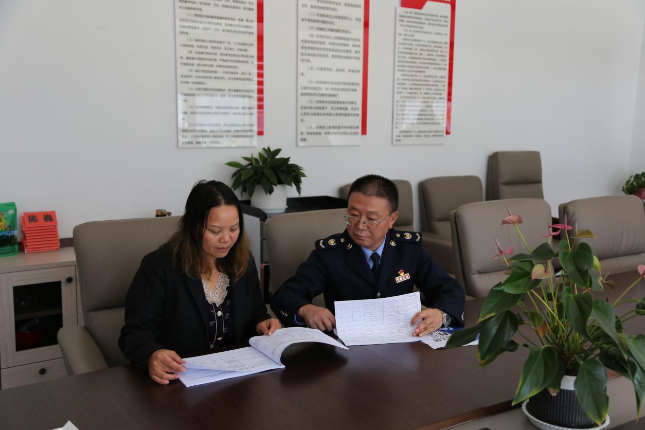 稅務人員為納稅人提供“點對點”輔導。王亞林攝