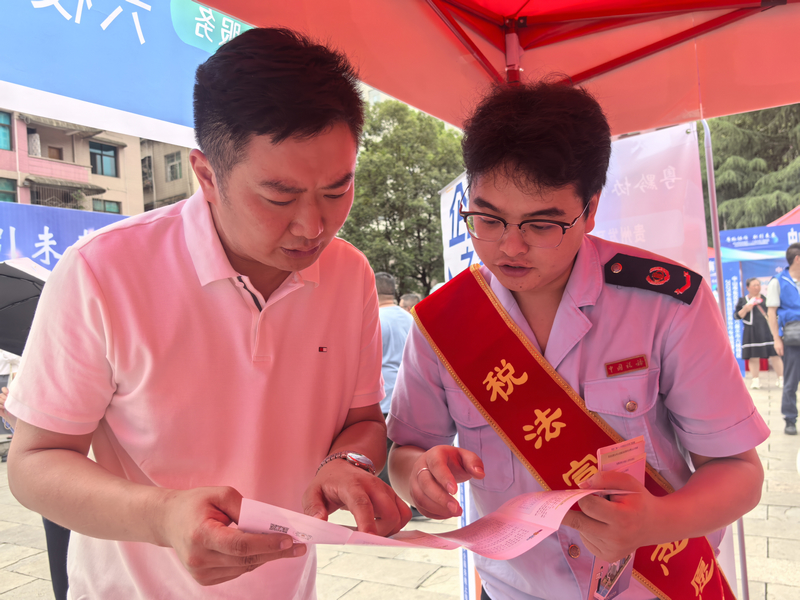 “枝己”志愿服務者向企業講解政策。吳蓉攝