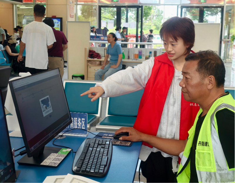 志愿服務添助力 辦稅服務更暖心。