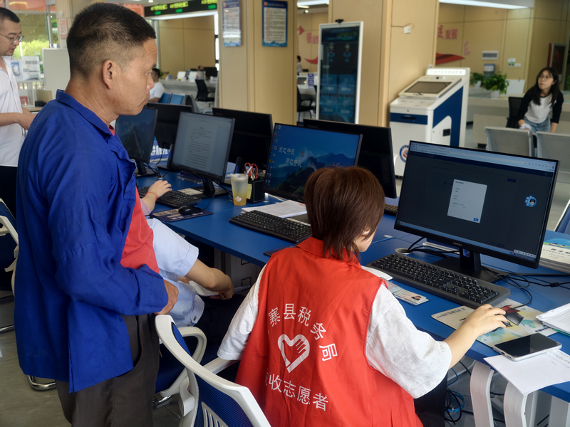 志愿服務添助力 辦稅服務更暖心。