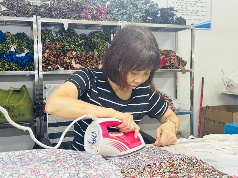  工人正在加緊生產。周婕攝