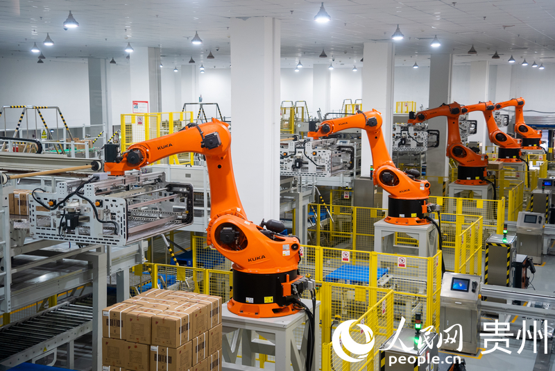 智能機器臂負責搬運。人民網記者 涂敏攝
