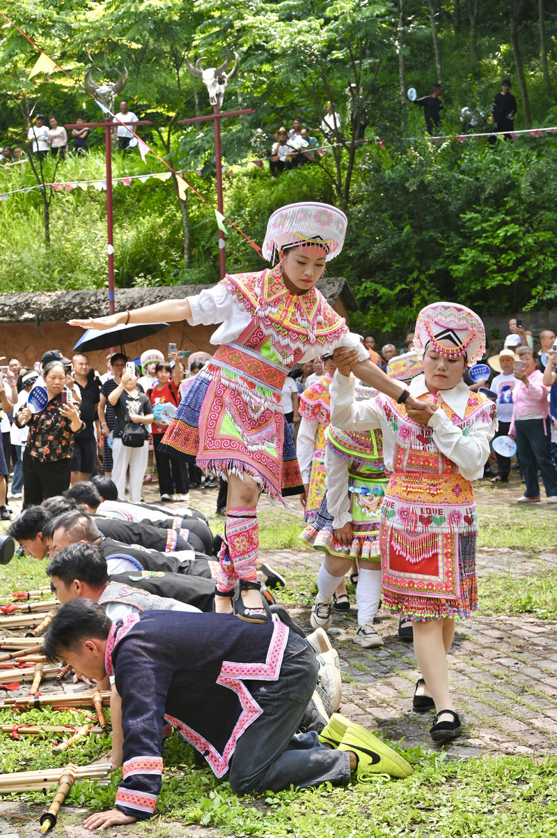 仁懷市2025西苗故里?后山鄉“六月六”民族民俗系列活動情景舞蹈《苗族大遷徙》。