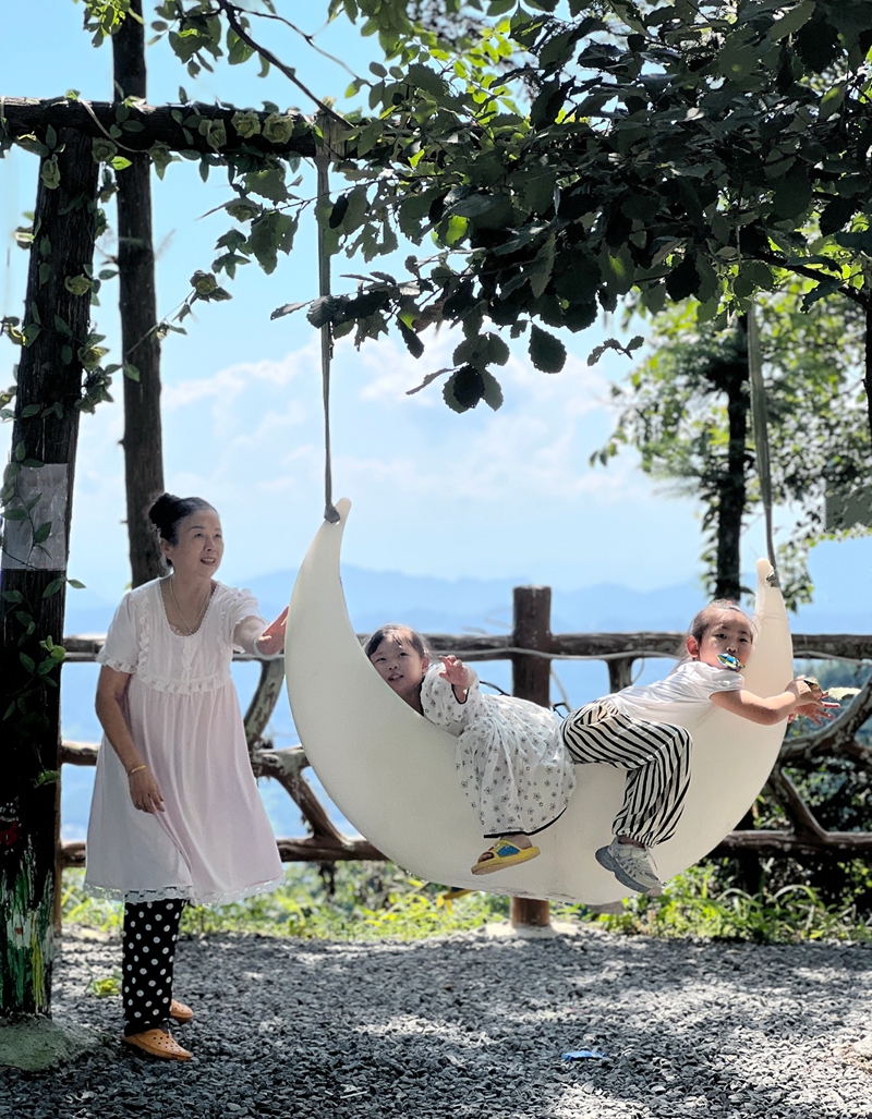 游客在云上星空露營基地帶著孩子玩耍。王燁攝