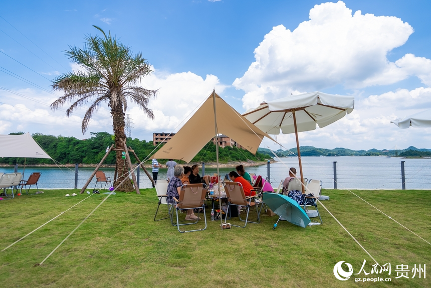 游客在湖邊享受夏日時光。人民網記者 涂敏攝