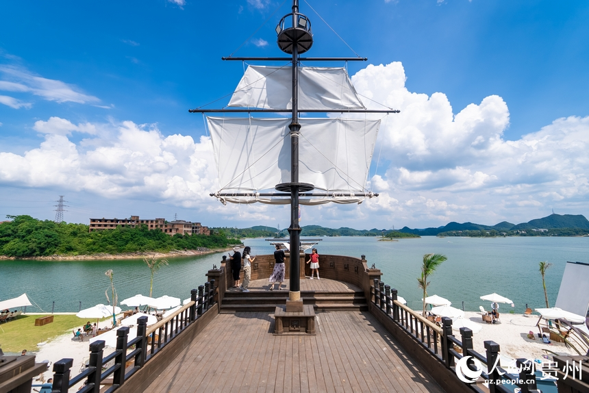 游客在湖邊的打卡點打卡拍照。人民網記者 涂敏攝