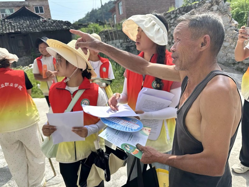 圖為老爺爺向志愿者展示他采的野生菌。