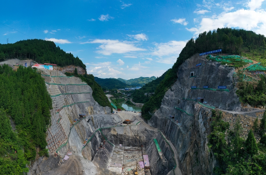 7月28日，貴州省銅仁市思南縣花灘子水庫樞紐工程在進行大壩墊層澆筑準備。