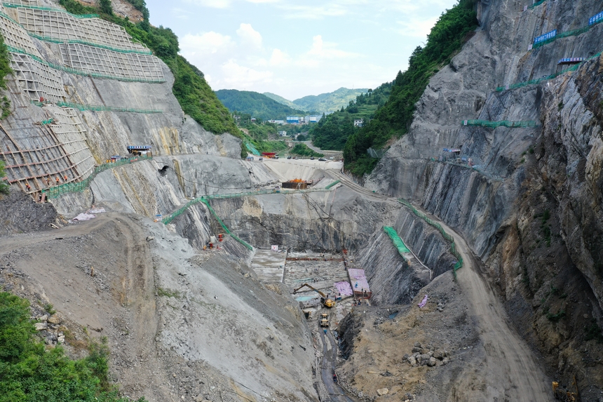7月28日，貴州省銅仁市思南縣花灘子水庫樞紐工程在進行大壩墊層澆筑準備。