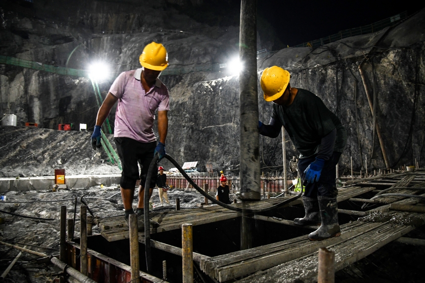 7月28日晚，工人在貴州省銅仁市思南縣花灘子水庫樞紐工程進行大壩墊層澆筑。