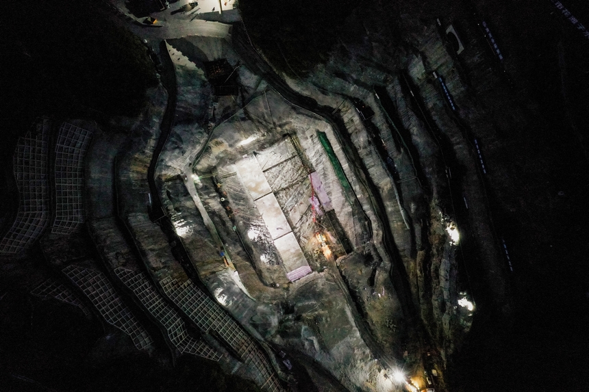 7月28日晚，工人在貴州省銅仁市思南縣花灘子水庫樞紐工程進行大壩墊層澆筑。