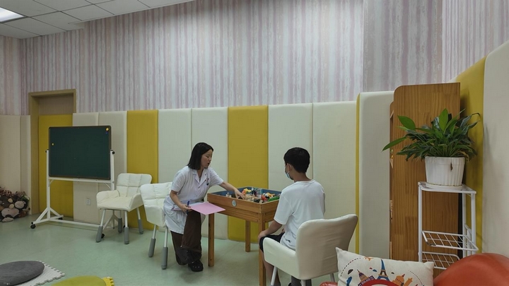省二醫兒童青少年精神科醫務人員為患者進行沙盤治療.jpg