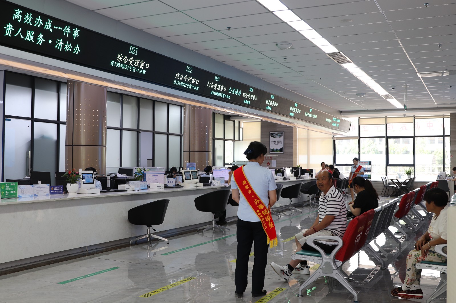 清鎮市政務服務中心廳醫保辦理窗口。  張弘揚攝