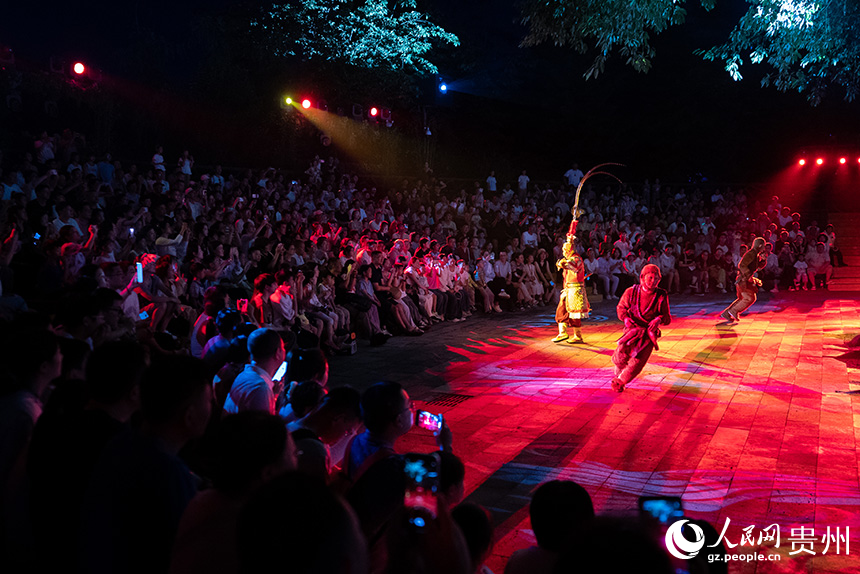 沉浸式實景仙幻劇《再回西游》演出現場。人民網記者 涂敏攝